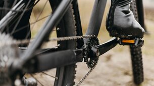 Vorderansicht des Mannes der ein Mountainbike fährt | © Freepik