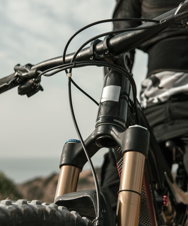 Mann der eine Mountainbike Nahaufnahme reitet | © Freepik