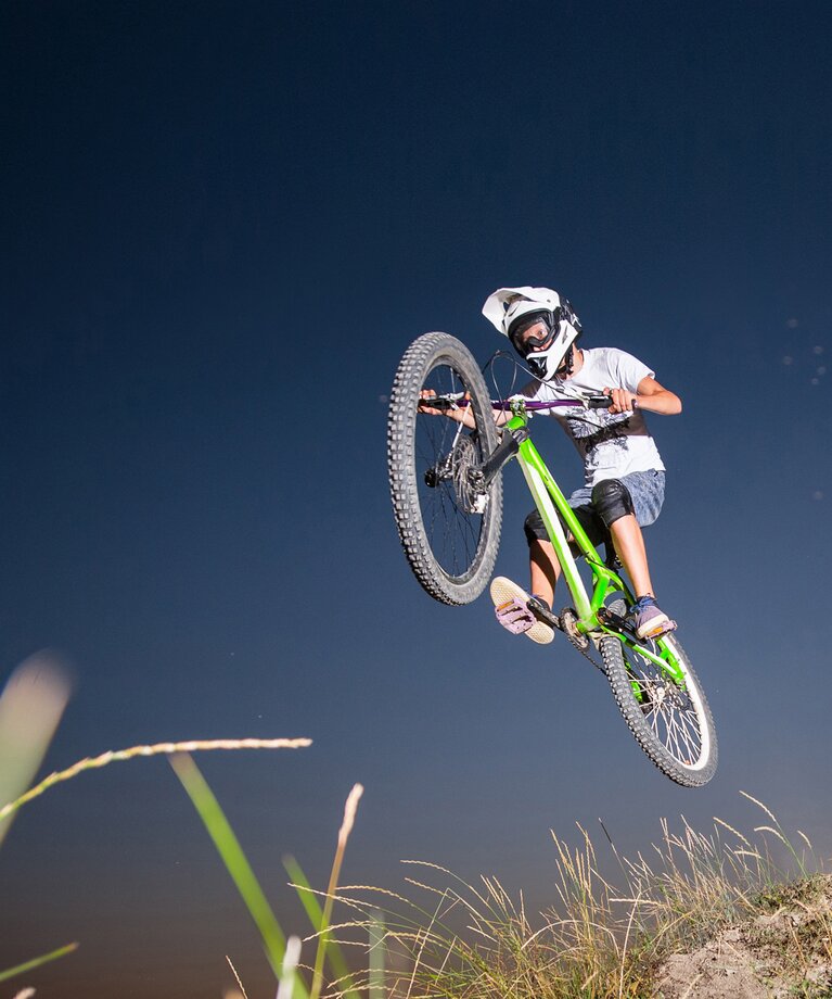 Fahrer der abwärts auf Mountainbike auf den Hügel fährt | © Freepik | Anatoliy_gleb