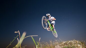 Fahrer der abwärts auf Mountainbike auf den Hügel fährt | © Freepik | Anatoliy_gleb