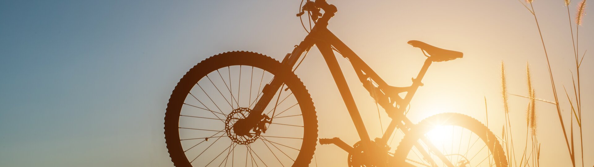 Ein Mountainbike bei Sonnenuntergang | © Freepik | Jcomp